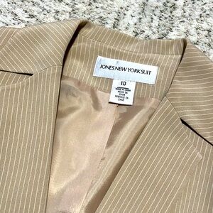 Jones New York Suit sz 10 silky soft straight leg pantsuit. Inseam 32 Smoke free